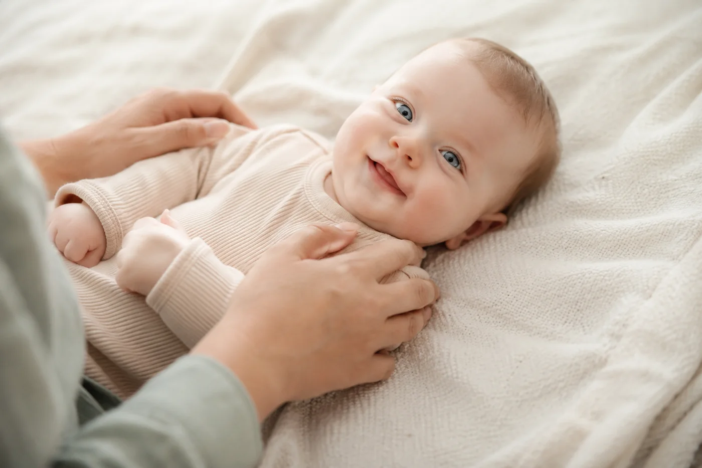Spokojne niemowlę podczas osteopatycznego bilansu pediatrycznego.